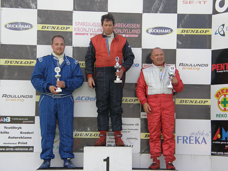 Frank L. Jørgensen på 1. pladsen, flankeret af Nicolaj Fuhrmann (tv) samt Flemming Jørgensen (th) på hewnholdsvis 2. og 3. pladserne.